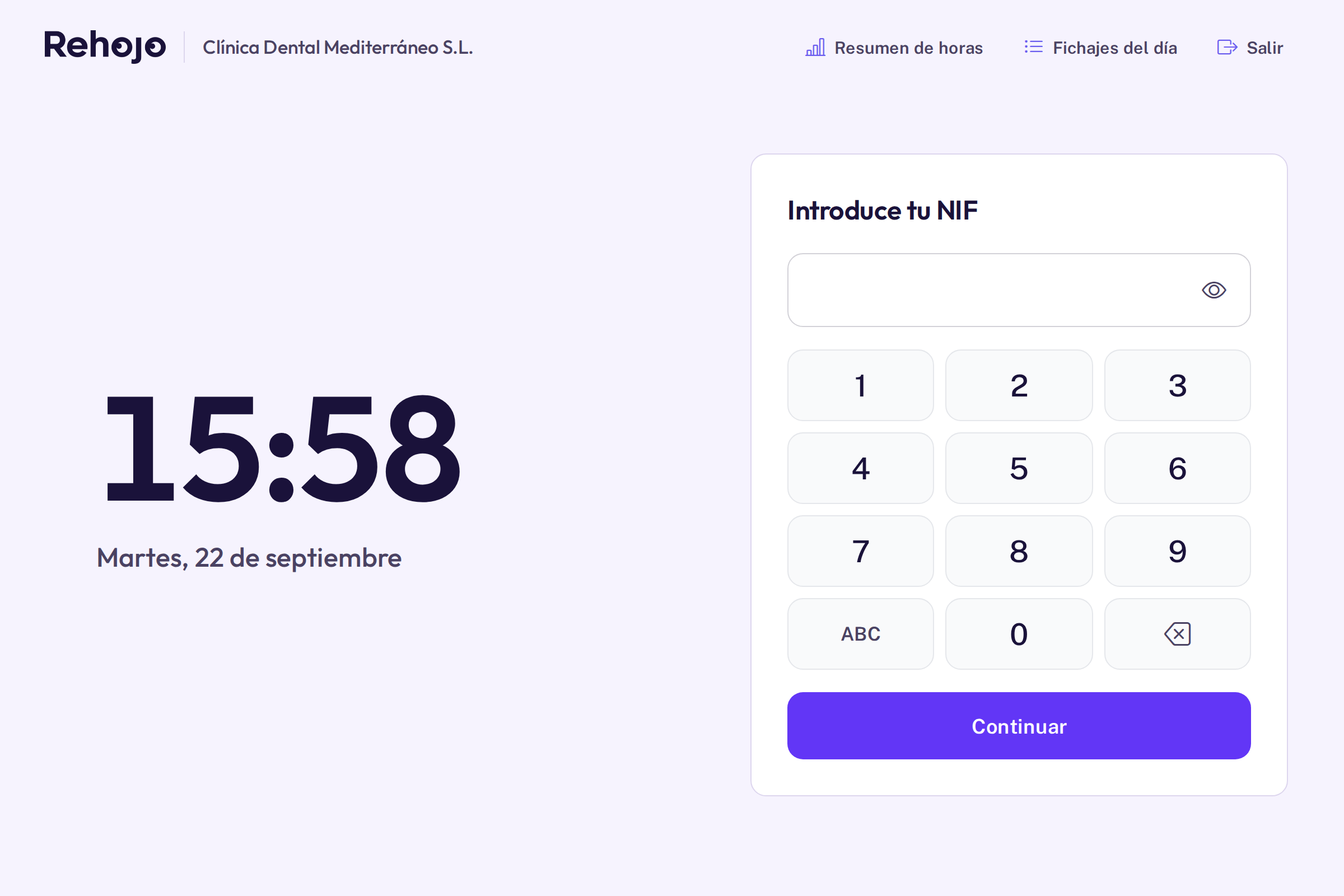 Tablet en modo kiosko con la pantalla de fichaje compartida de Rehojo (datos de ejemplo)